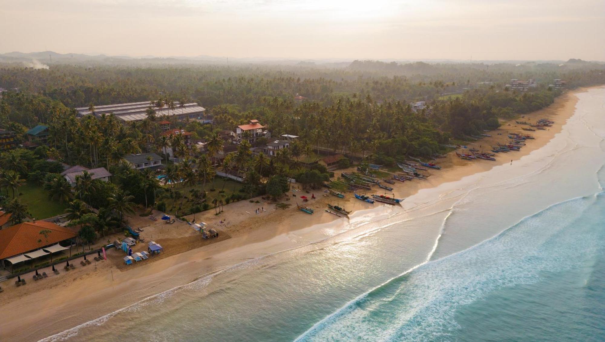 Lucky'S Surf Camp Bed & Breakfast Weligama Exterior photo