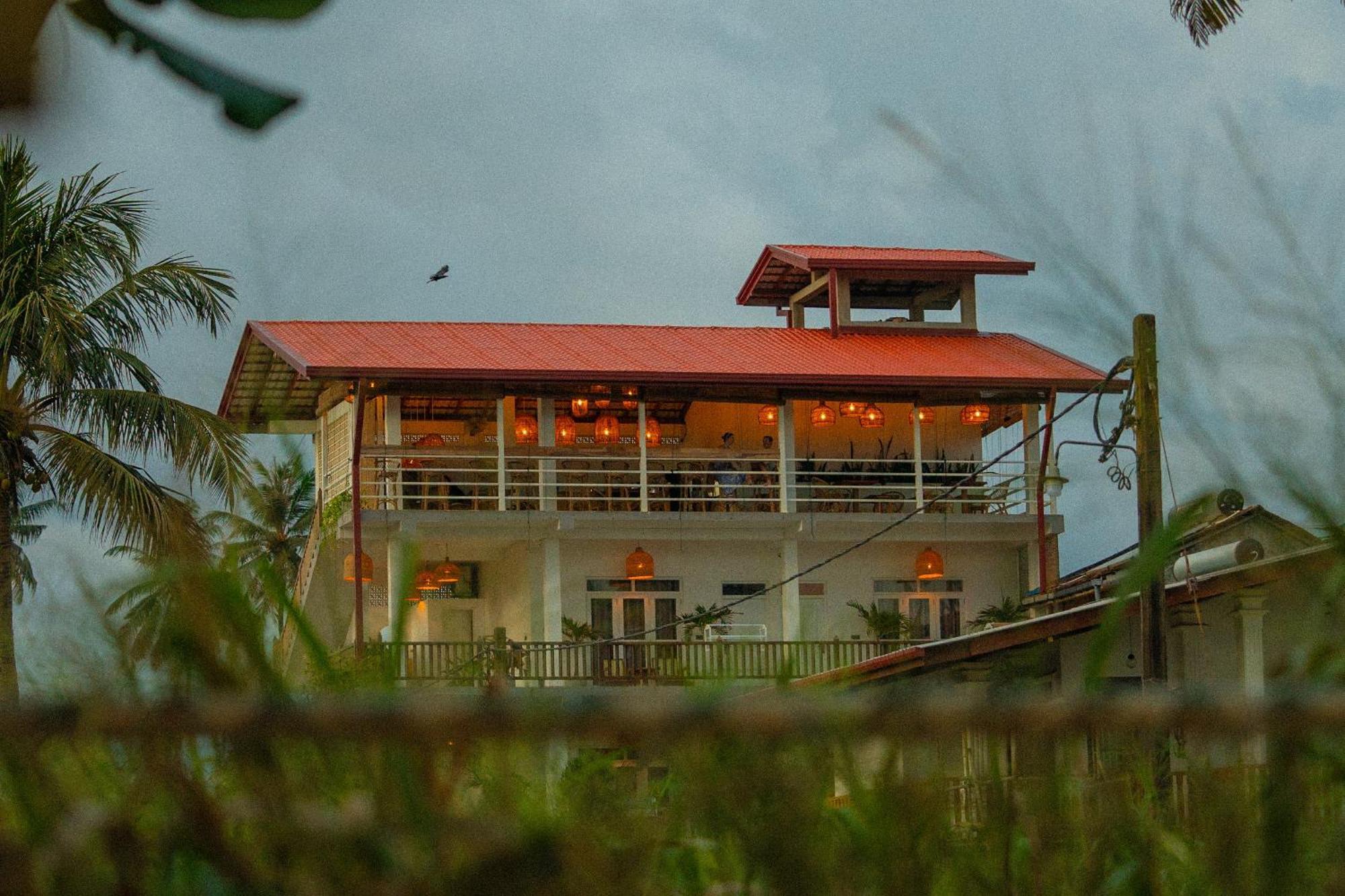 Lucky'S Surf Camp Bed & Breakfast Weligama Exterior photo