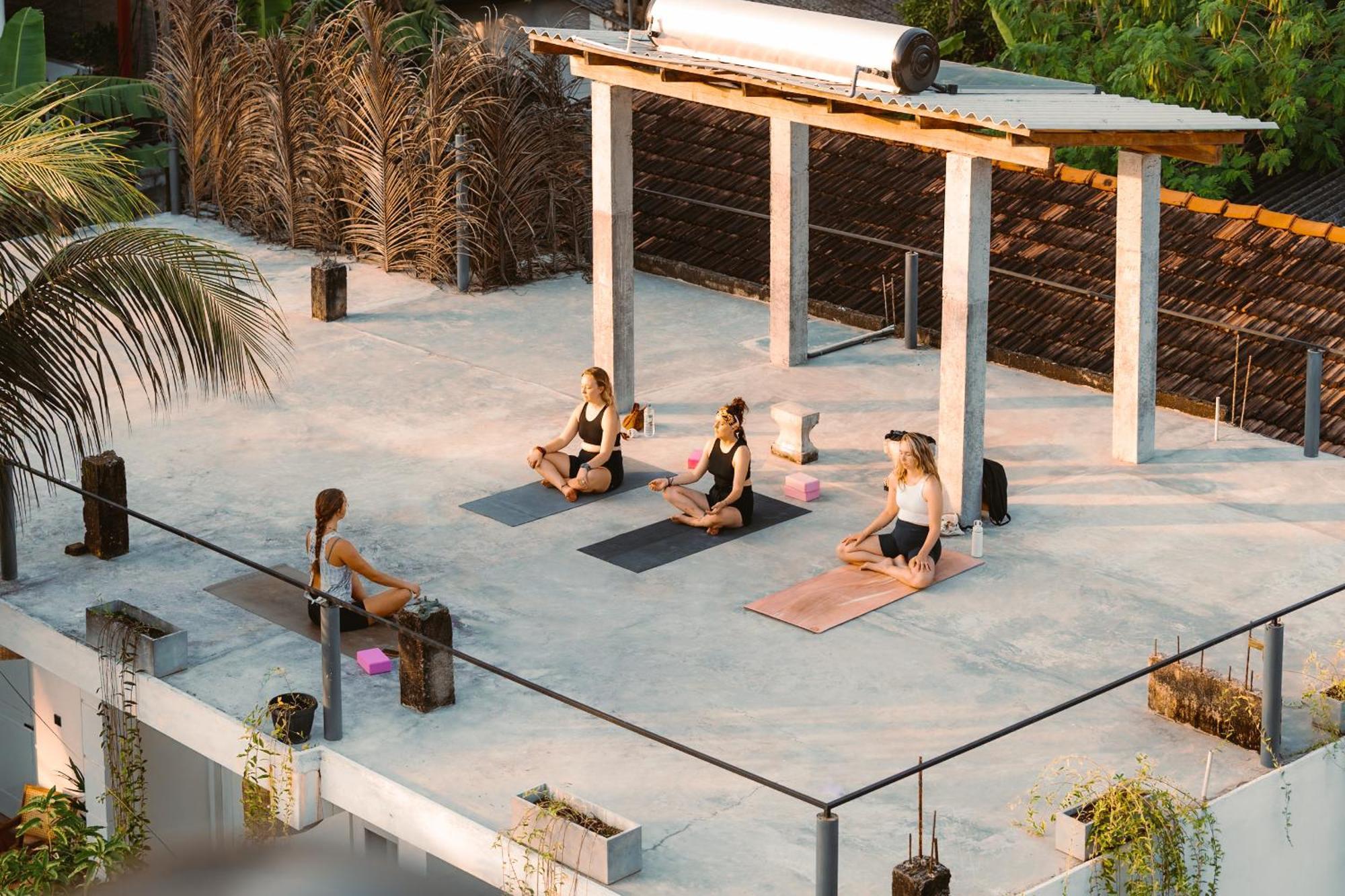 Lucky'S Surf Camp Bed & Breakfast Weligama Exterior photo