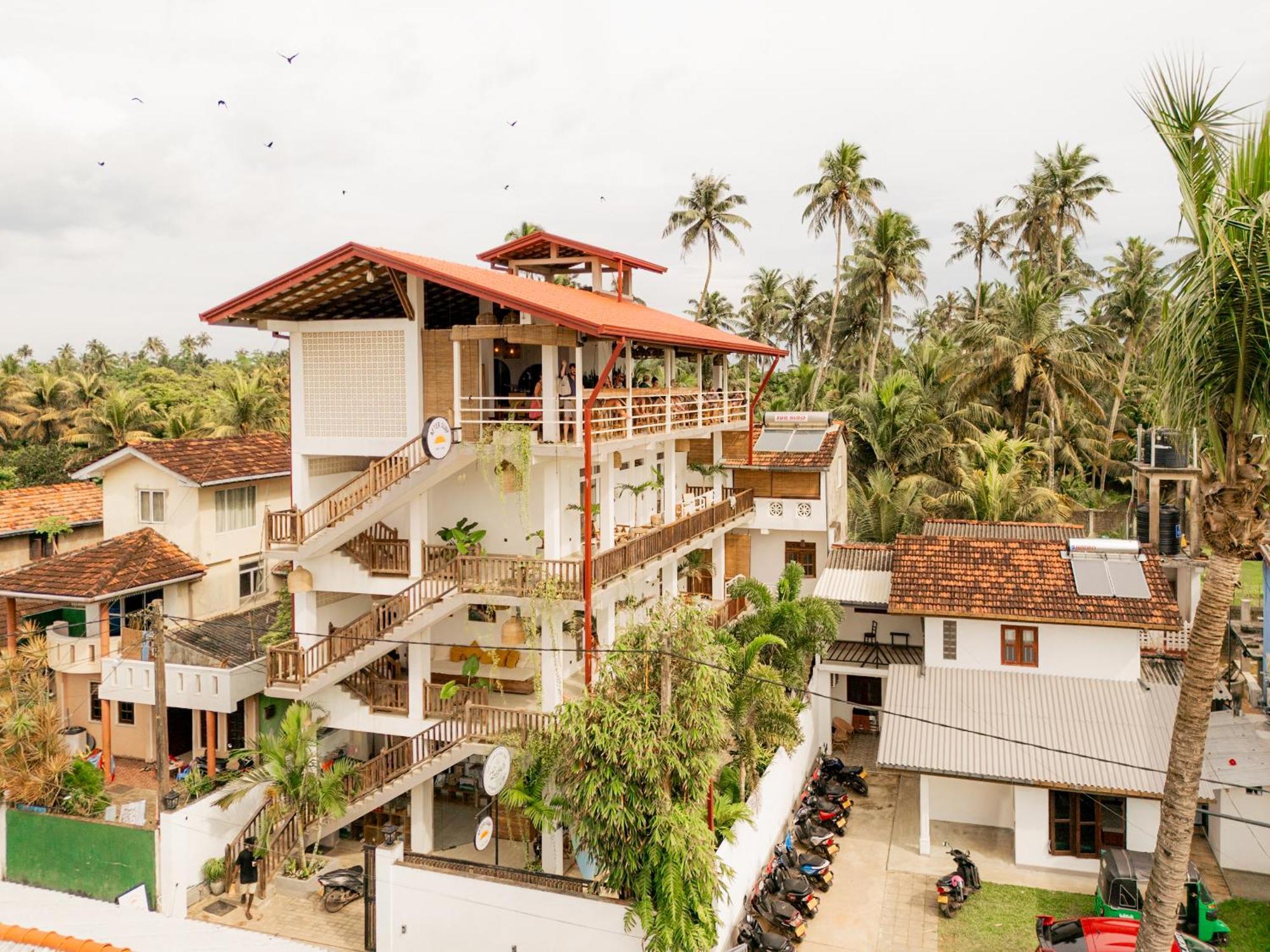 Lucky'S Surf Camp Bed & Breakfast Weligama Exterior photo